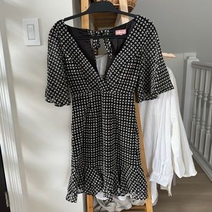 LéRumi black and white flutter sleeves